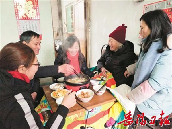 岳陽樓區(qū)貼著群眾需要開展“三送”活動